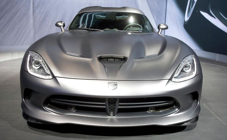 Автомобиль SRT Viper на международном автосалоне в Нью-Йорке, США