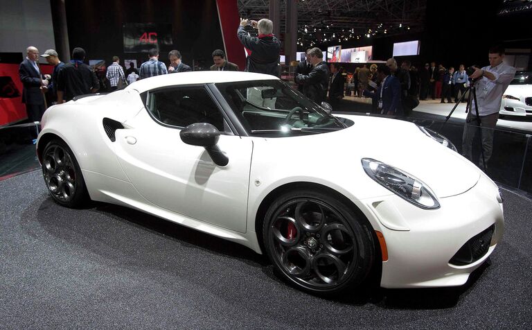 Автомобиль Alfa Romeo 4C на международном автосалоне в Нью-Йорке, США