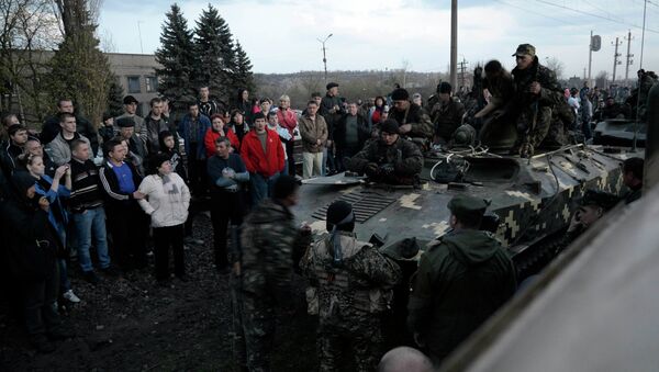 Украинские солдаты возле Краматорска 17 апреля 2014