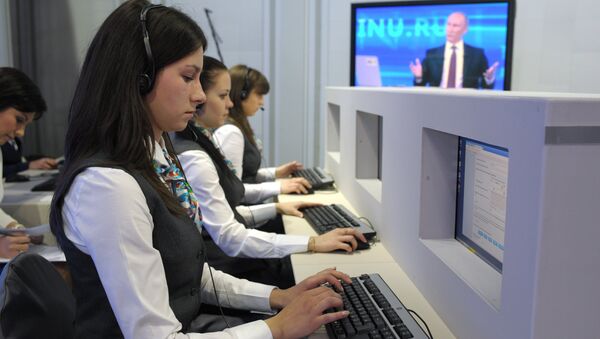 Операторы единого центра обработки сообщений принимают вопросы во время ежегодной специальной программы Прямая линия с Владимиром Путиным, архивное фото