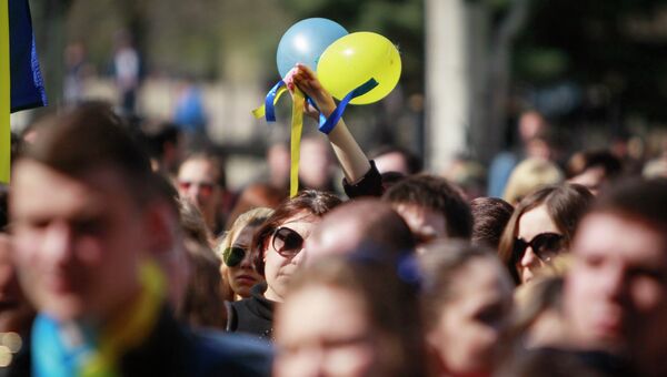Митинг сторонников единства Украины в Луганске 17 апреля 2014