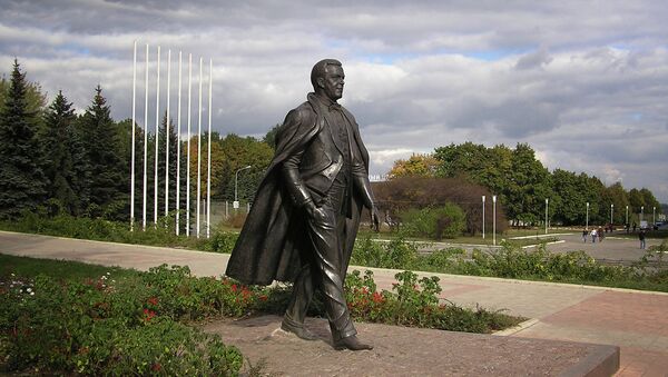Памятник Иосифу Кобзону в Донецке. Архивное фото