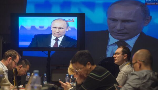 Журналисты смотрят трансляцию ежегодной программы Прямая линия с Владимиром Путиным
