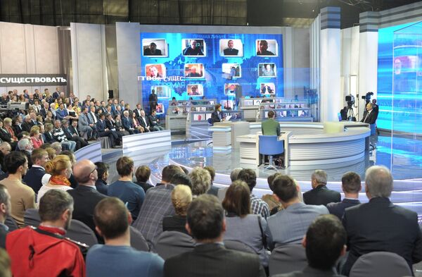 Президент России Владимир Путин отвечает на вопросы россиян в программе Прямая линия с Владимиром Путиным