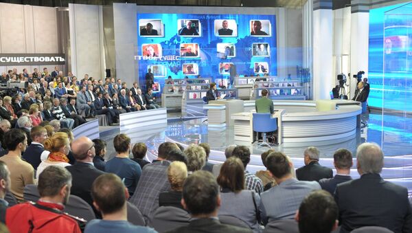 Президент России Владимир Путин отвечает на вопросы россиян в программе Прямая линия с Владимиром Путиным