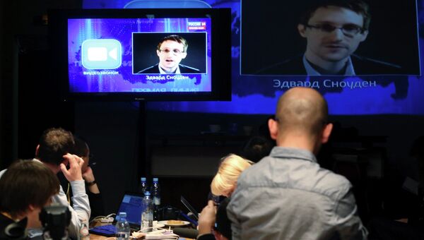 Журналисты слушают вопрос Эдварда Сноудена во время Прямой линии Владимира Путина