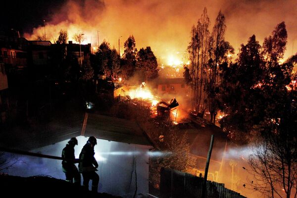 Тушение пожара в городе Вальпараисо, Чили. 13 апреля 2014