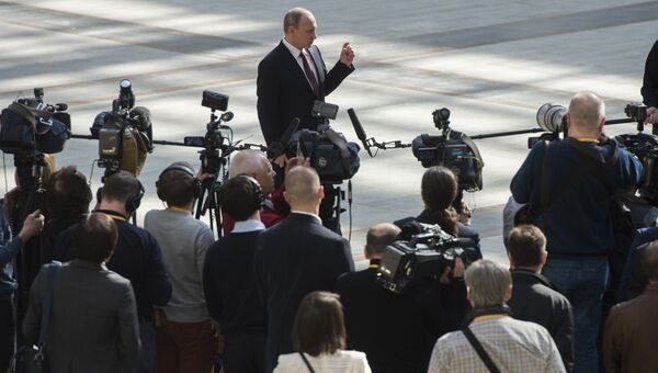 Президент России Владимир Путин отвечает на вопросы журналистов после окончания Прямой линии с Владимиром Путиным