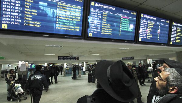 Пассажиры в аэропорту Борисполь на Украине, архивное фото