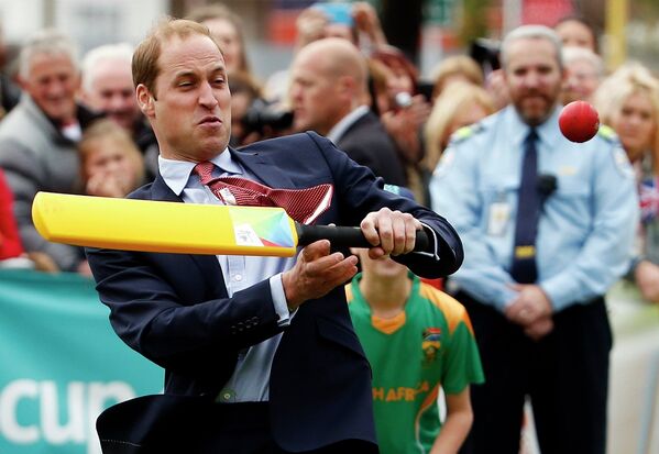 Герцог Кембриджский Уильям играет в крикет перед началом мемориальной службы по жертвам землетрясения в новозеландском Крайстчерче