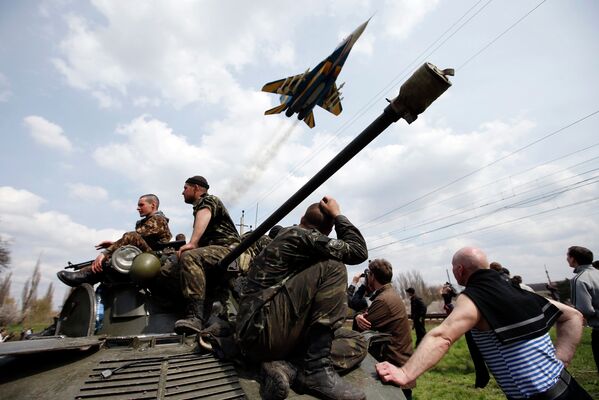 Истребитель пролетает над украинскими солдатами возле Краматорска. 16 апреля 2014