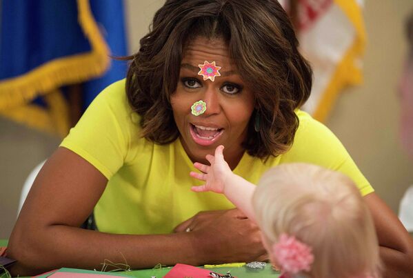 Первая леди США Мишель Обама играет с детьми во время визита в армейский медицинский центр имени Уолтера Рида