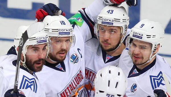 Хоккеисты Металлурга радуются забитому голу в ворота ХК Салават Юлаев