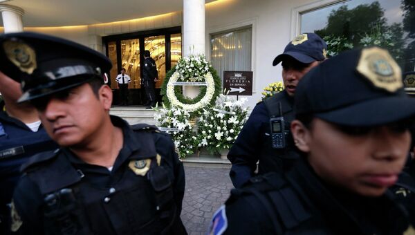 Полиция дежурит возле дома, в котором было обнаружено тело Габриэля Гарсия Маркеса в Мехико