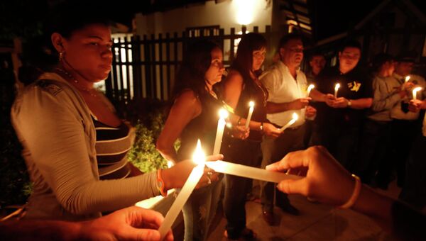 Местные жители зажигают свечи в память о Габриэле Гарсия Маркесе в Аракатаке, Колумбия