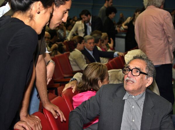 Колумбийский писатель Габриэль Гарсиа Маркес разговаривает с поклонниками