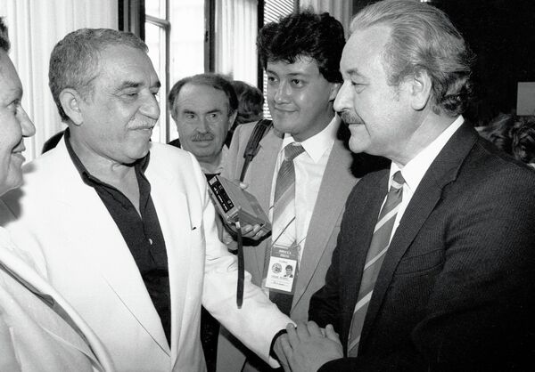Писатель Габриэль Гарсия Маркес и председатель Госкино СССР Александр Камшалов