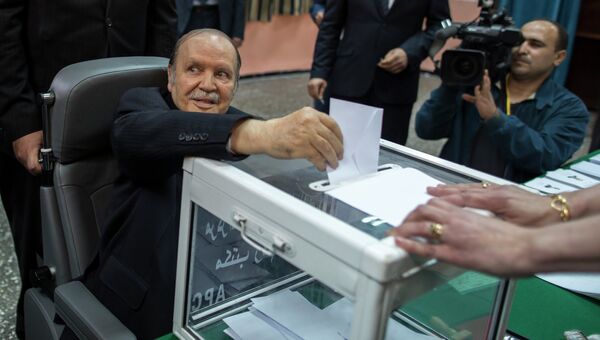 Президент Алжира Абдельазиз Бутефлика голосует на избирательном участке. 17 апреля 2014