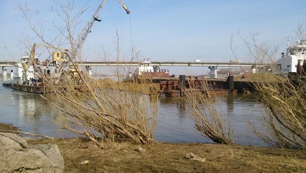 Груженая баржа осела в Томске у Коммунального моста, событийное фото
