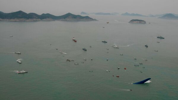 Операция по спасению пассажиров с затонувшего у берегов Южной Кореи парома Севол