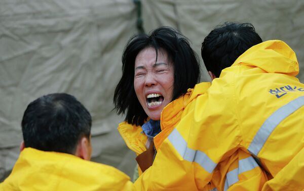 Член семьи пассажира с затонувшего у берегов Южной Кореи парома Севол
