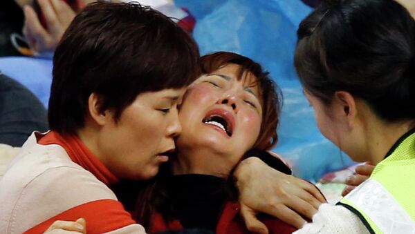 Родственники пассажиров с затонувшего у берегов Южной Кореи парома Севол