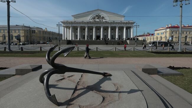 Здание Биржи на Биржевой площади в Санкт-Петербурге. Архивное фото.