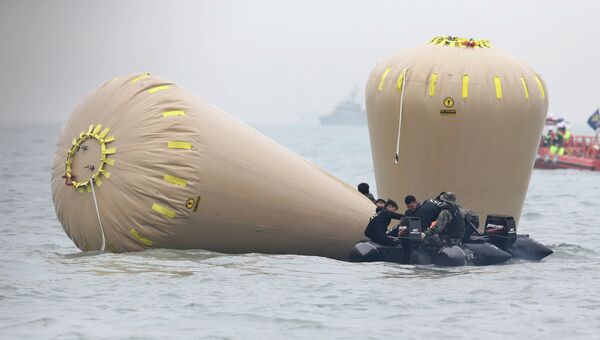 Спасательная операция на месте затопления пассажирского судна Севол в Южной Корее