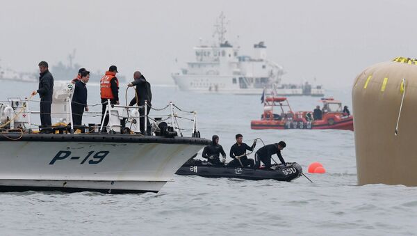 Спасательная операция на месте затопления пассажирского судна Севол в Южной Корее. Архивное фото