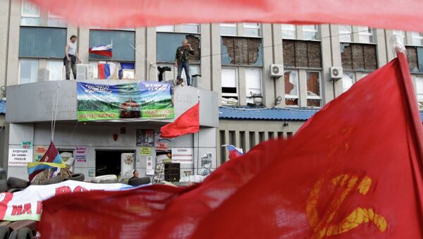 Митингующие возле здания СБУ в Луганске. 18 апреля 2014