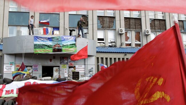 Митингующие возле здания СБУ в Луганске. 18 апреля 2014