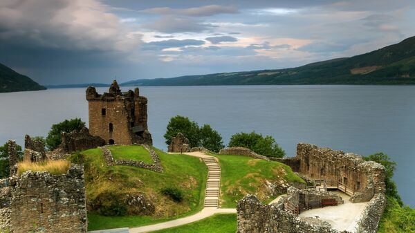 Замок Уркхарт на озере Лох-Несс в Шотландии, Архивное фото