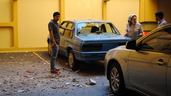 Владельцы оценивают ущерб своих автомобилей после землетрясения в Мексике 18 апреля 2014