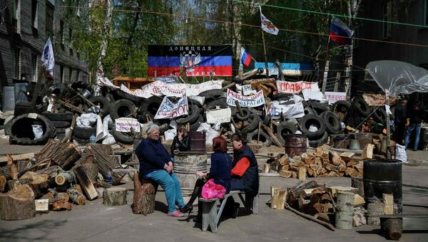 Люди около баррикад, построенных сторонниками федерализации Украины в Славянске