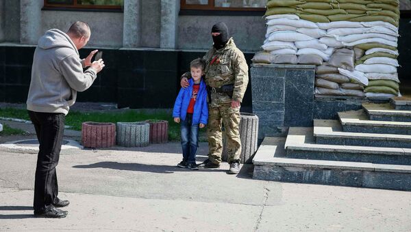 На входе в здание мэрии в Славянске, Украина. 18 апреля 2014