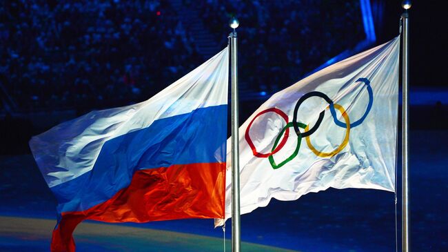 Флаги России и Олимпийских игр. Архивное фото