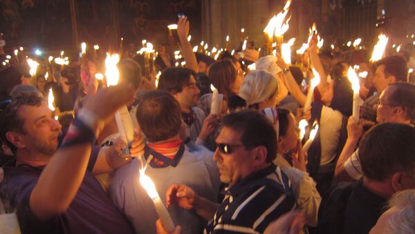 После схождения Благодатного огня в Иерусалиме паломники зажигают свечи