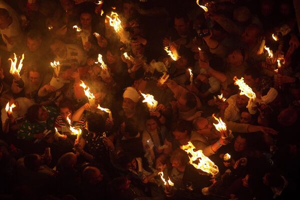 Верующие во время схождения Благодатного огня в храме Гроба Господня в Иерусалиме