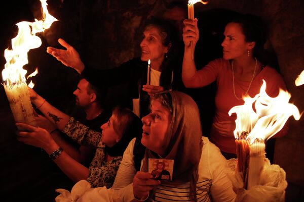Верующие во время схождения Благодатного огня в храме Гроба Господня в Иерусалиме