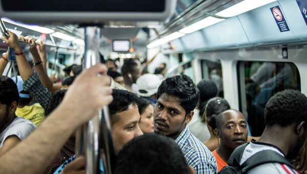 Пассажиры в вагоне метро в Дубае