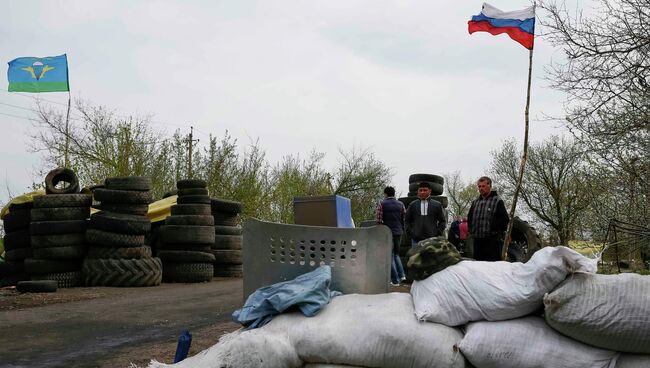 На месте стрельбы на блокпосту при въезде в Славянск