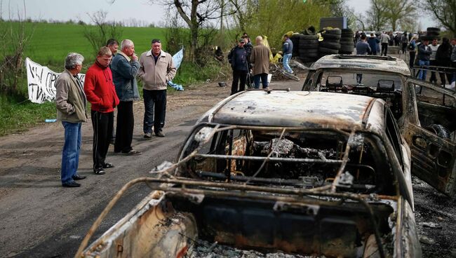 На месте стрельбы на блокпосту при въезде в Славянск