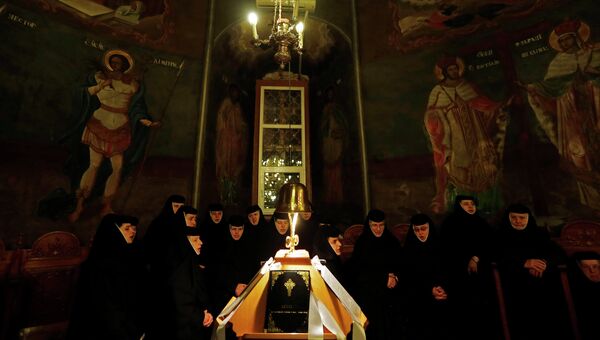 Хор монахинь на пасхальном богослужении в монастыре близ Бухареста
