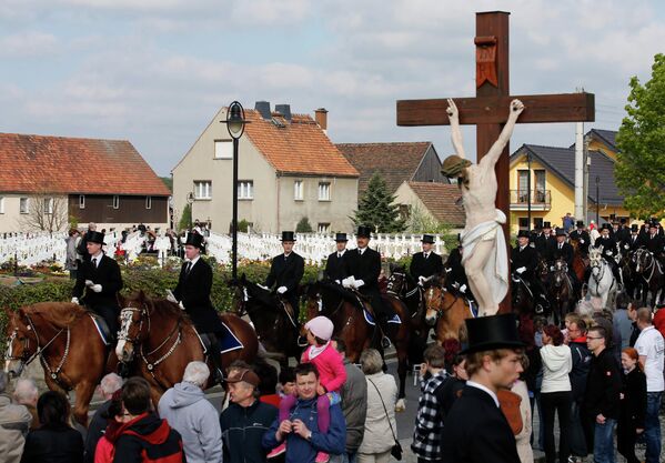 Парад в честь воскресения Иисуса Христа в селе Ральбиц к северо-востоку от Дрездена