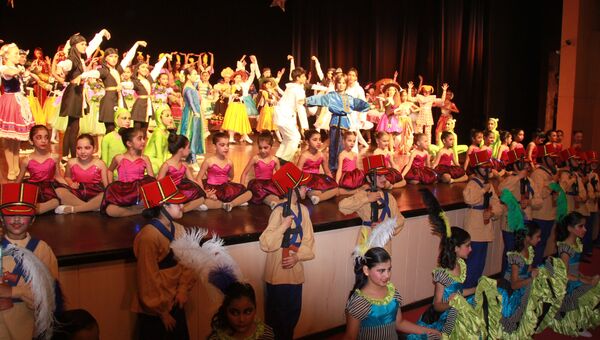 Сцена из балета Магазин игрушек школы русского классического балета в Нью-Дели