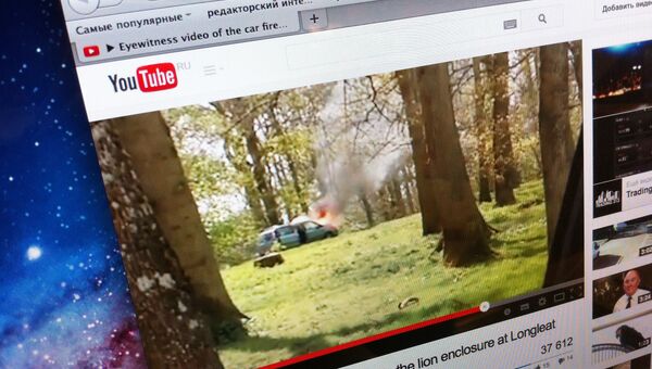 Страница сайта Youtube с горящим автомобилем в сафари-парке в Лонглите, Великобритания