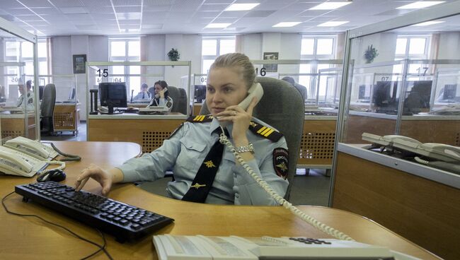 Сотрудница службы 02 ГУ МВД по г. Москве. Архивное фото