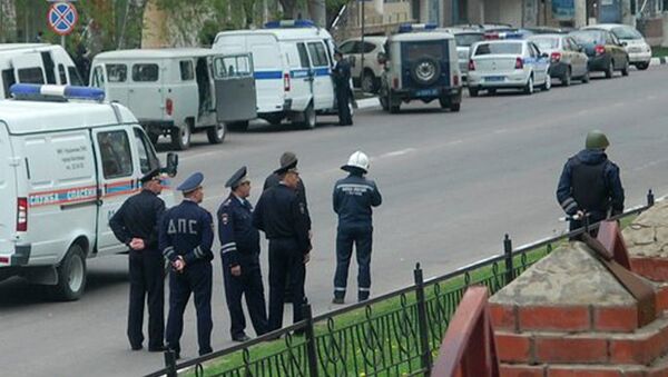 Сотрудники правоохранительных органов рядом со зданием банка Западный в Белгороде