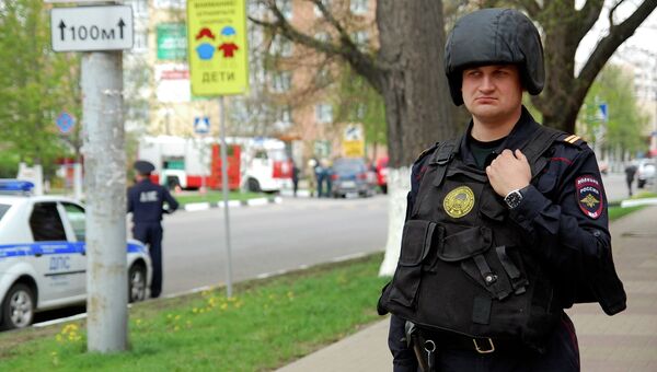 Сотрудник правоохранительных органов рядом со зданием банка Западный в Белгороде