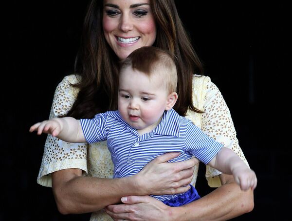 Герцогиня Кембриджская Кэтрин держит на руках своего сына